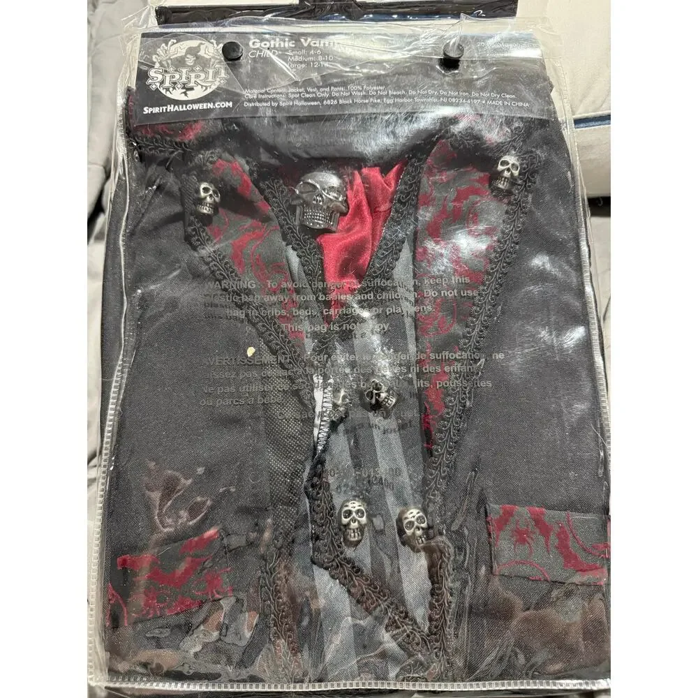 New Spirit Halloween Gothic Vampire Costume Boys Size Small 4-6 Black Red - Picture 4 of 6